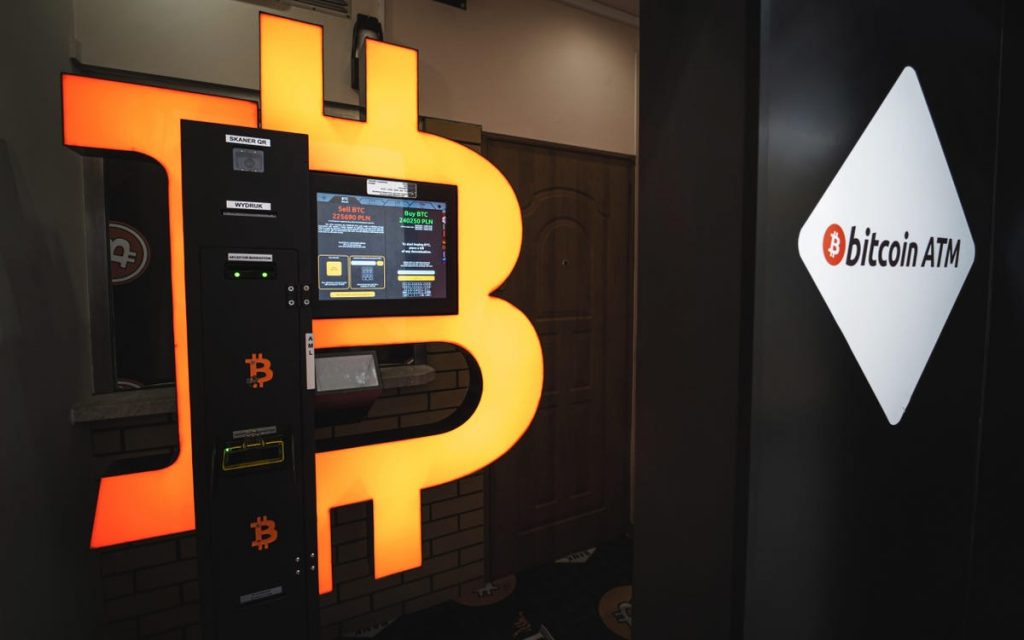 Czy można użyć bankomatu, aby kupić bitcoiny za gotówkę?
