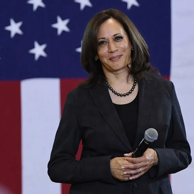 Kamala Harris na wydarzeniu publicznym trzymająca mikrofon